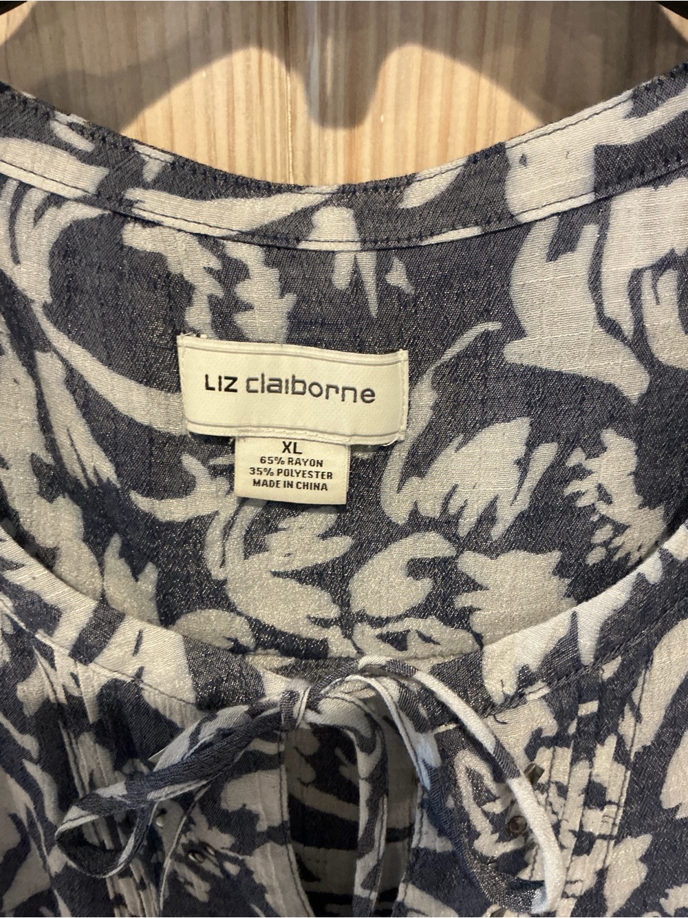 Liz Claiborne Navy and White Floral Tie-Front Short Sleeve Blouse - Picture 3 of 3
